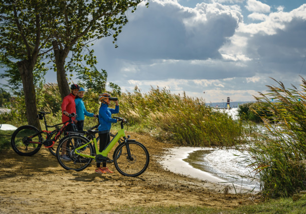     Radfahrer rasten am Ufer des Neusiedler Sees / Neusiedler See